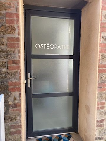 Entrée du cabinet d'ostéopathie à Dinard